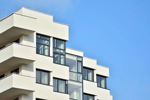 Современное Белое Здание Балконом Голубом Небе — стоковое фото