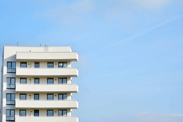 Moderna Vit Byggnad Med Balkong Blå Himmel — Stockfoto