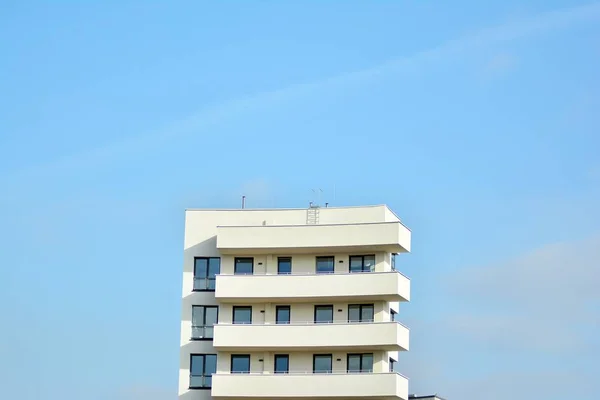Edifício Branco Moderno Com Varanda Céu Azul — Fotografia de Stock