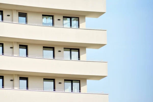 Edifício Branco Moderno Com Varanda Céu Azul — Fotografia de Stock