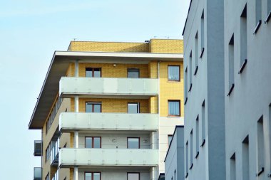 modern beyaz ile mavi gökyüzü balkonda bina
