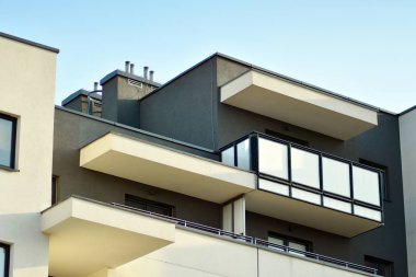 modern beyaz ile mavi gökyüzü balkonda bina