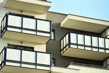 modern beyaz ile mavi gökyüzü balkonda bina