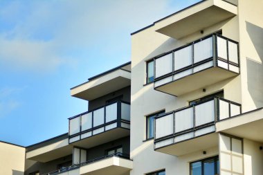 modern beyaz ile mavi gökyüzü balkonda bina