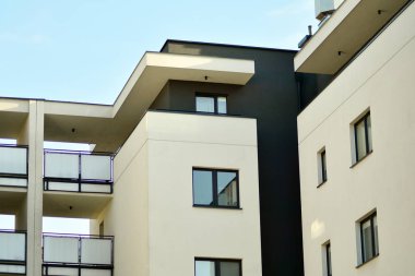 modern beyaz ile mavi gökyüzü balkonda bina