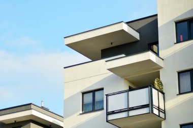 modern beyaz ile mavi gökyüzü balkonda bina