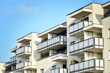 modern beyaz ile mavi gökyüzü balkonda bina