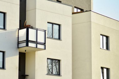 modern beyaz ile mavi gökyüzü balkonda bina