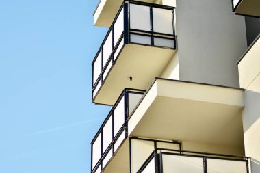 modern beyaz ile mavi gökyüzü balkonda bina