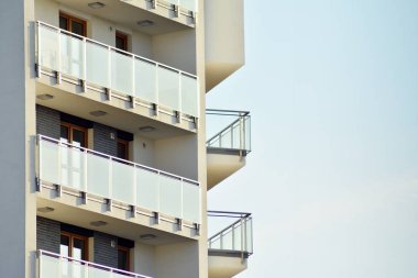 modern beyaz ile mavi gökyüzü balkonda bina