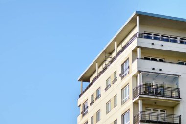 modern beyaz ile mavi gökyüzü balkonda bina