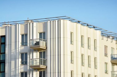 modern beyaz ile mavi gökyüzü balkonda bina