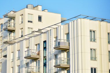 modern beyaz ile mavi gökyüzü balkonda bina