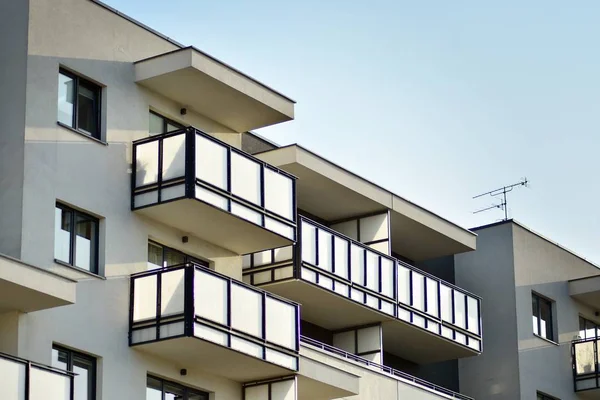 Immeuble Moderne Blanc Avec Balcon Sur Ciel Bleu — Photo