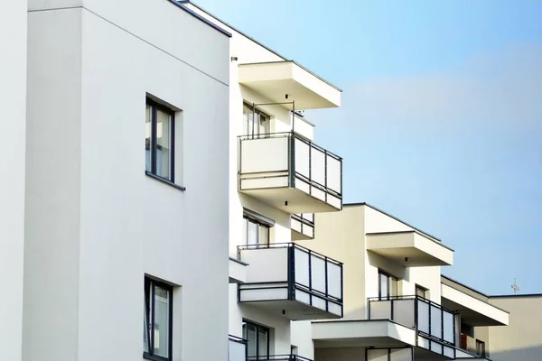 Moderne Witte Gebouw Met Balkon Een Blauwe Hemel — Stockfoto