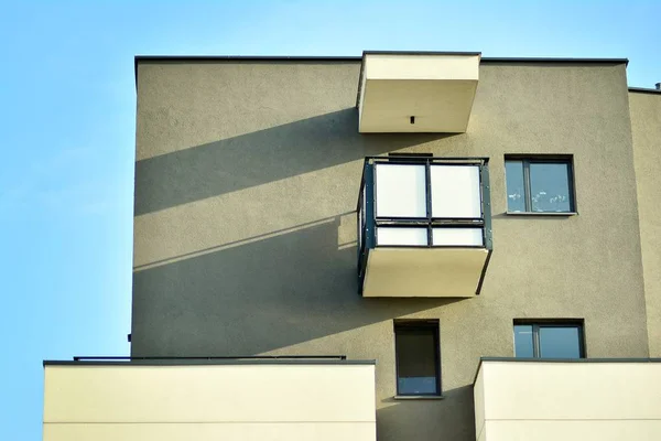 Edifício Branco Moderno Com Varanda Céu Azul — Fotografia de Stock