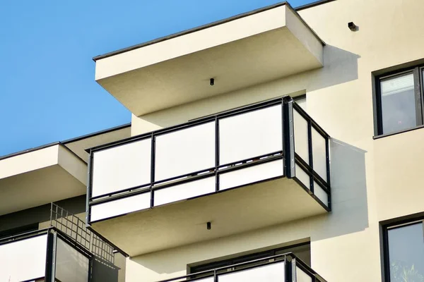 Immeuble Moderne Blanc Avec Balcon Sur Ciel Bleu — Photo