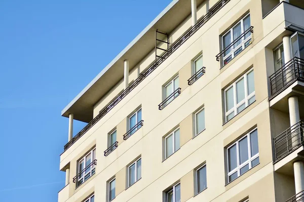 Immeuble Moderne Blanc Avec Balcon Sur Ciel Bleu — Photo