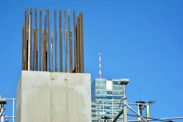 建設現場でのコンクリート柱 クレーン ツールおよび鉄骨鉄筋と高層ビルの建物 — ストック写真