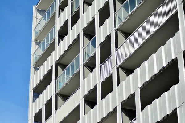 아파트 건물의 지향적인 아키텍처입니다 — 스톡 사진