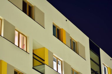 gece apartmanın dış 
