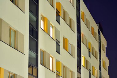 gece apartmanın dış 