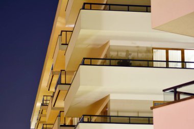 gece apartmanın dış 