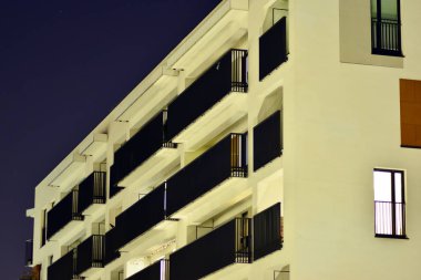 gece apartmanın dış 