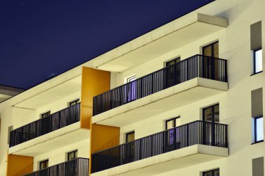 gece apartmanın dış 