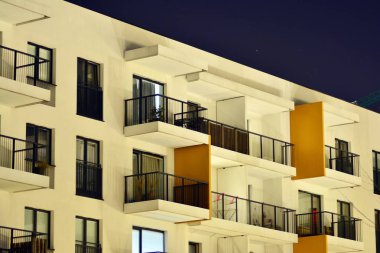 gece apartmanın dış 