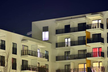 gece apartmanın dış 