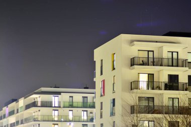 gece apartmanın dış 