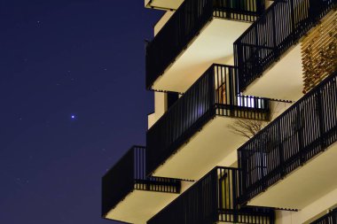 gece apartmanın dış 