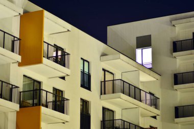 gece apartmanın dış 