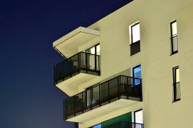 gece apartmanın dış 