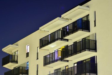 gece apartmanın dış 