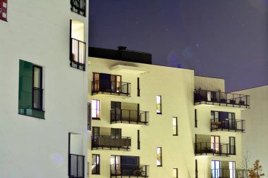 gece apartmanın dış 