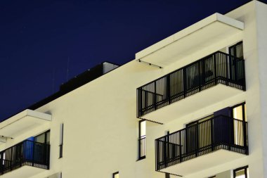 gece apartmanın dış 