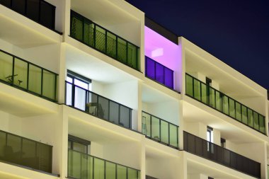 gece apartmanın dış 