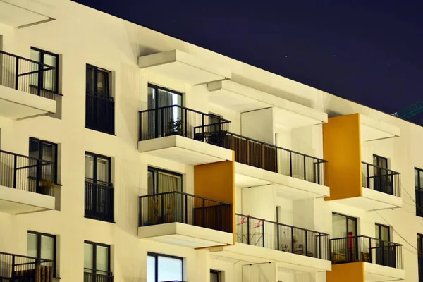 gece apartmanın dış 