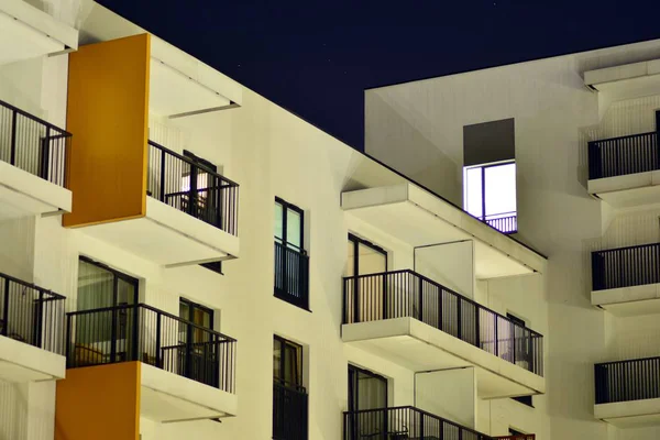 gece apartmanın dış 