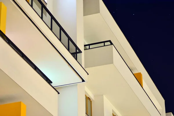 Buitenkant Van Appartement Gebouw Nachts — Stockfoto