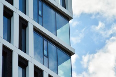 modern bir binada ofisleri için windows 