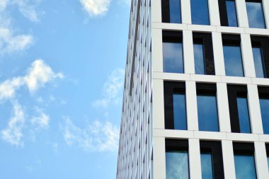 modern bir binada ofisleri için windows 