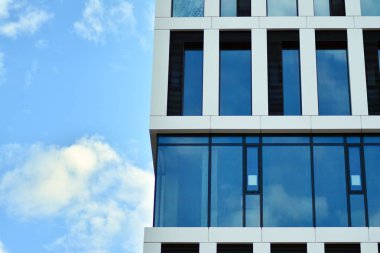 modern bir binada ofisleri için windows 