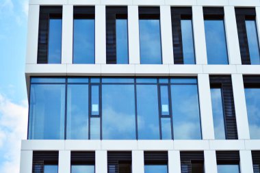 modern bir binada ofisleri için windows 