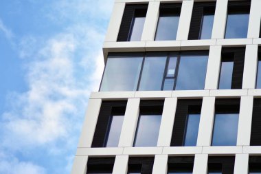 modern bir binada ofisleri için windows 