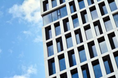 modern bir binada ofisleri için windows 