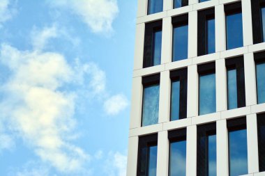 modern bir binada ofisleri için windows 