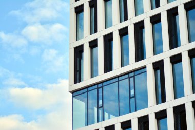 modern bir binada ofisleri için windows 